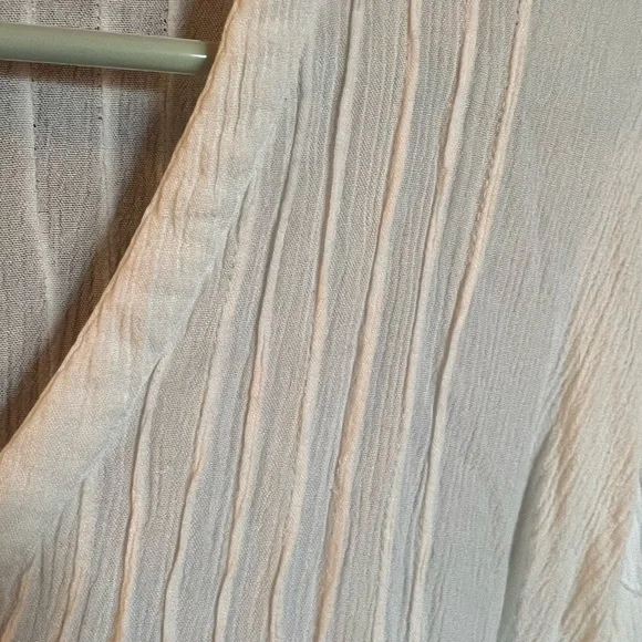 Cute lightweight button down top with embroidery on bottom and lower sleeve - Picture 4 of 6